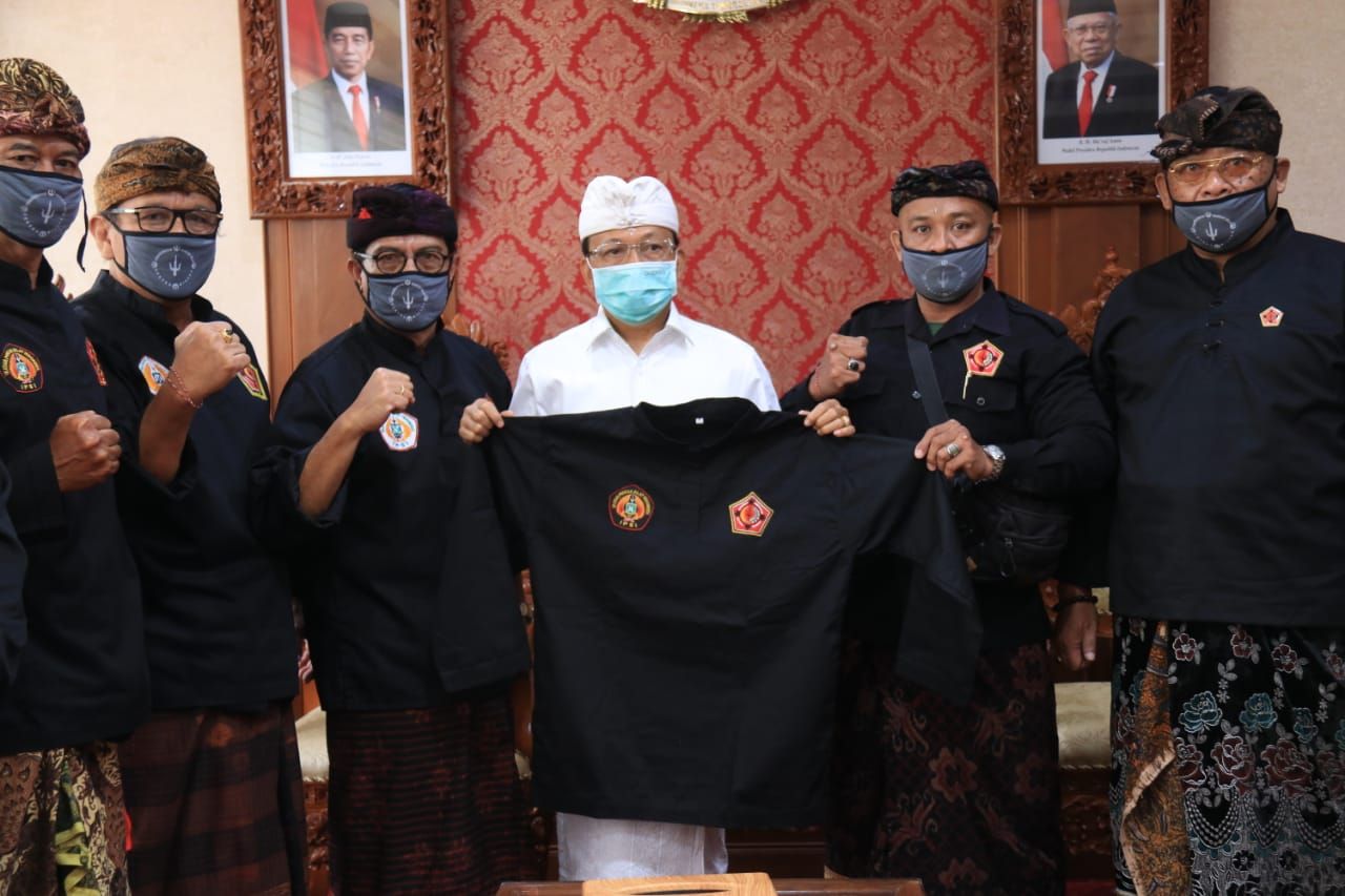 podiumnews.com-Selalu Menjaga Kearifan Lokal, PPS Kertha Wisesa Daulat Gubernur Koster sebagai Penasehat